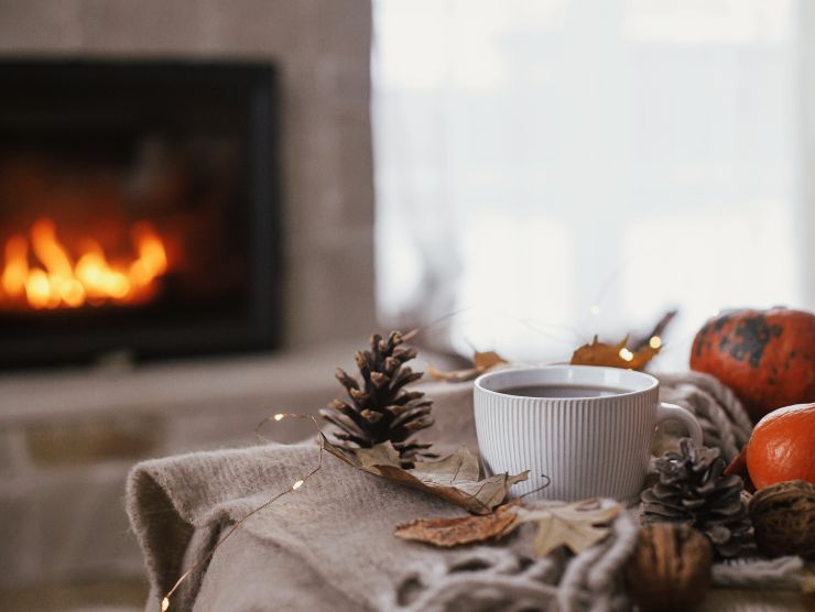 tazza di cioccolata sul tavolo e camino in lontananza 