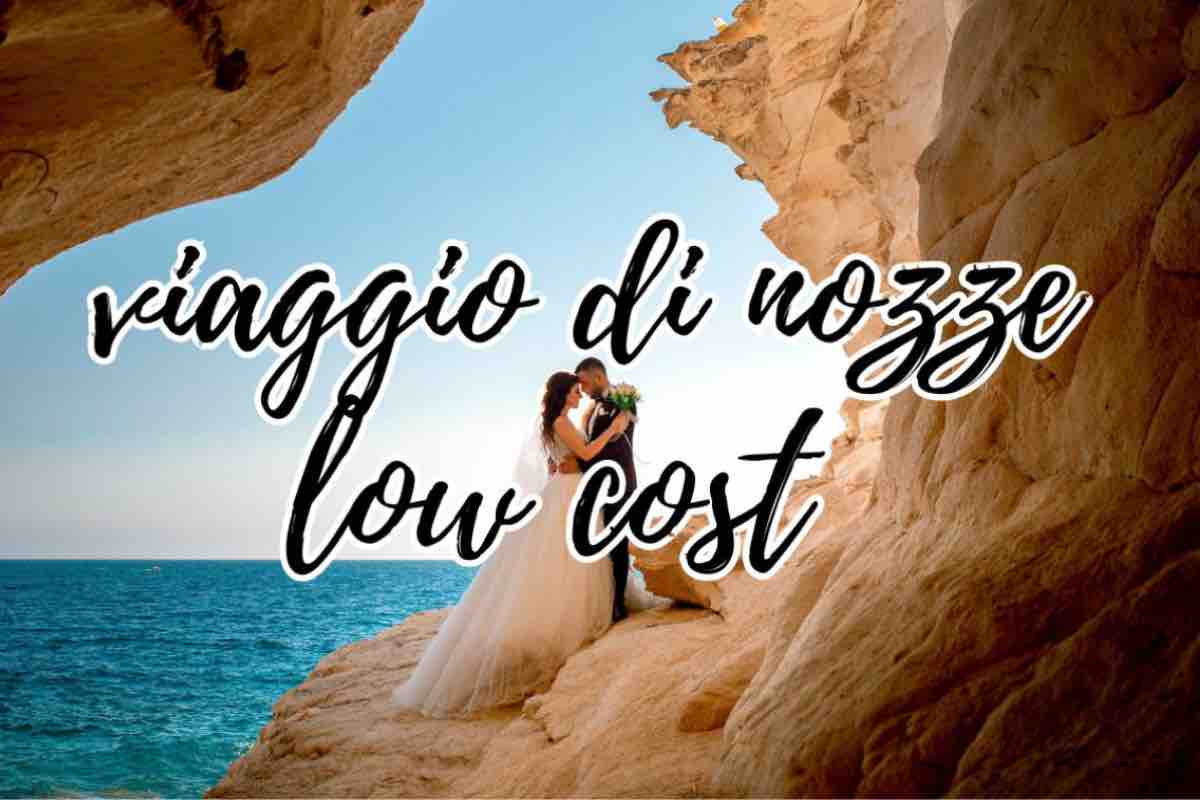 Coppia di sposi in tra gli scogli e scritta "viaggio di nozze low cost"