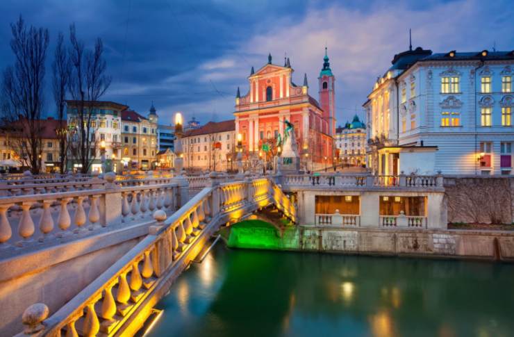 la città di lubiana di sera