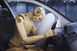 Manichino crash test con testa poggiata su air bag