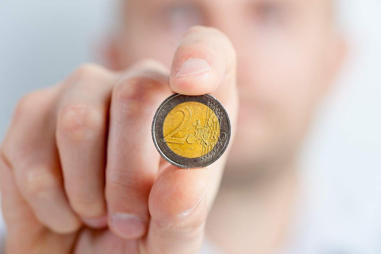 Persona che mostra moneta da 2 Euro