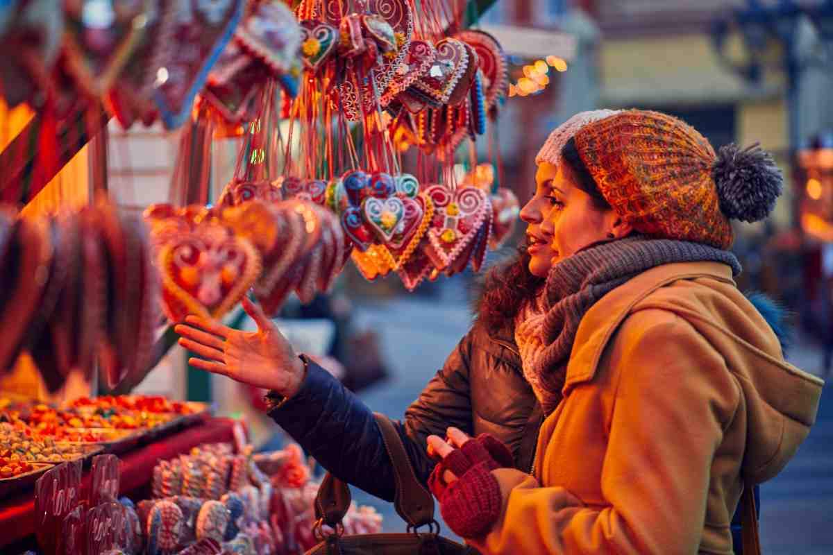 donne che guardano oggetti al Mercatino di Natale