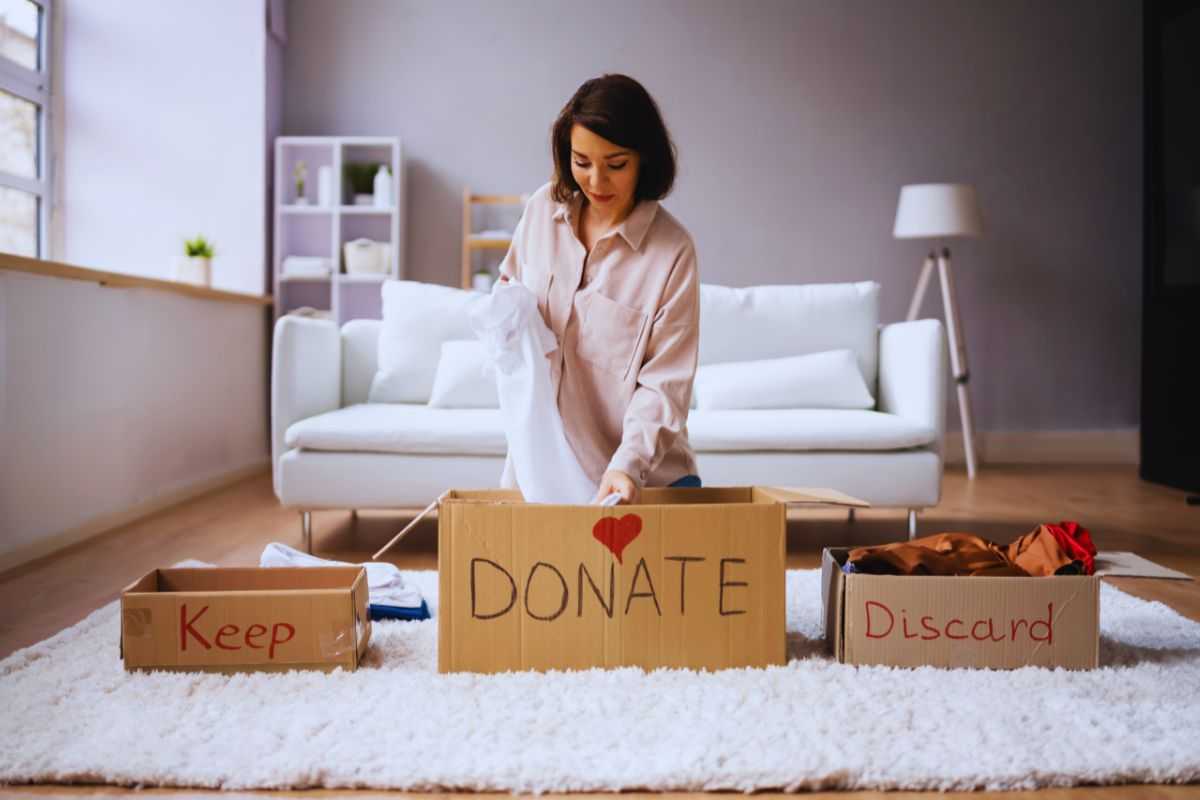 Donna impegnata con il decluttering
