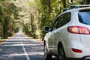 Macchina sulla strada