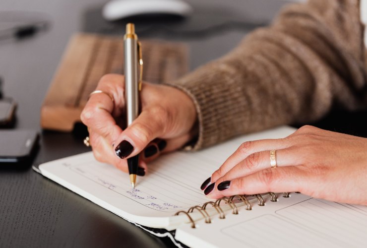 donna che scrive su un'agenda