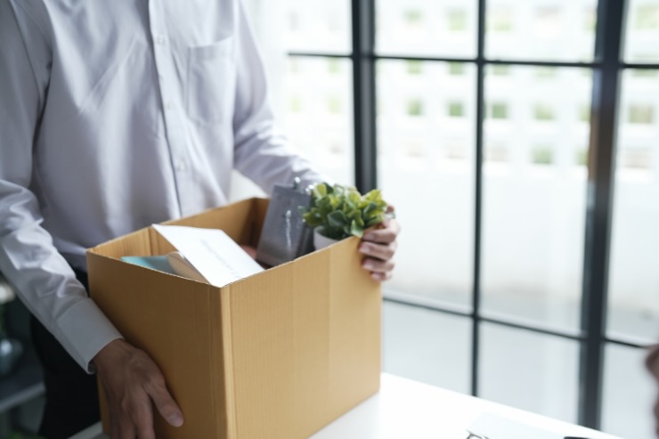 persona con scatola che da le dimissioni