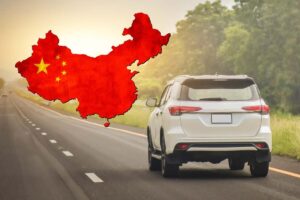 auto in strada e cartina Cina