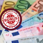 banconote di euro disposte a ventaglio e scritta bonus