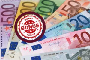 banconote di euro disposte a ventaglio e scritta bonus