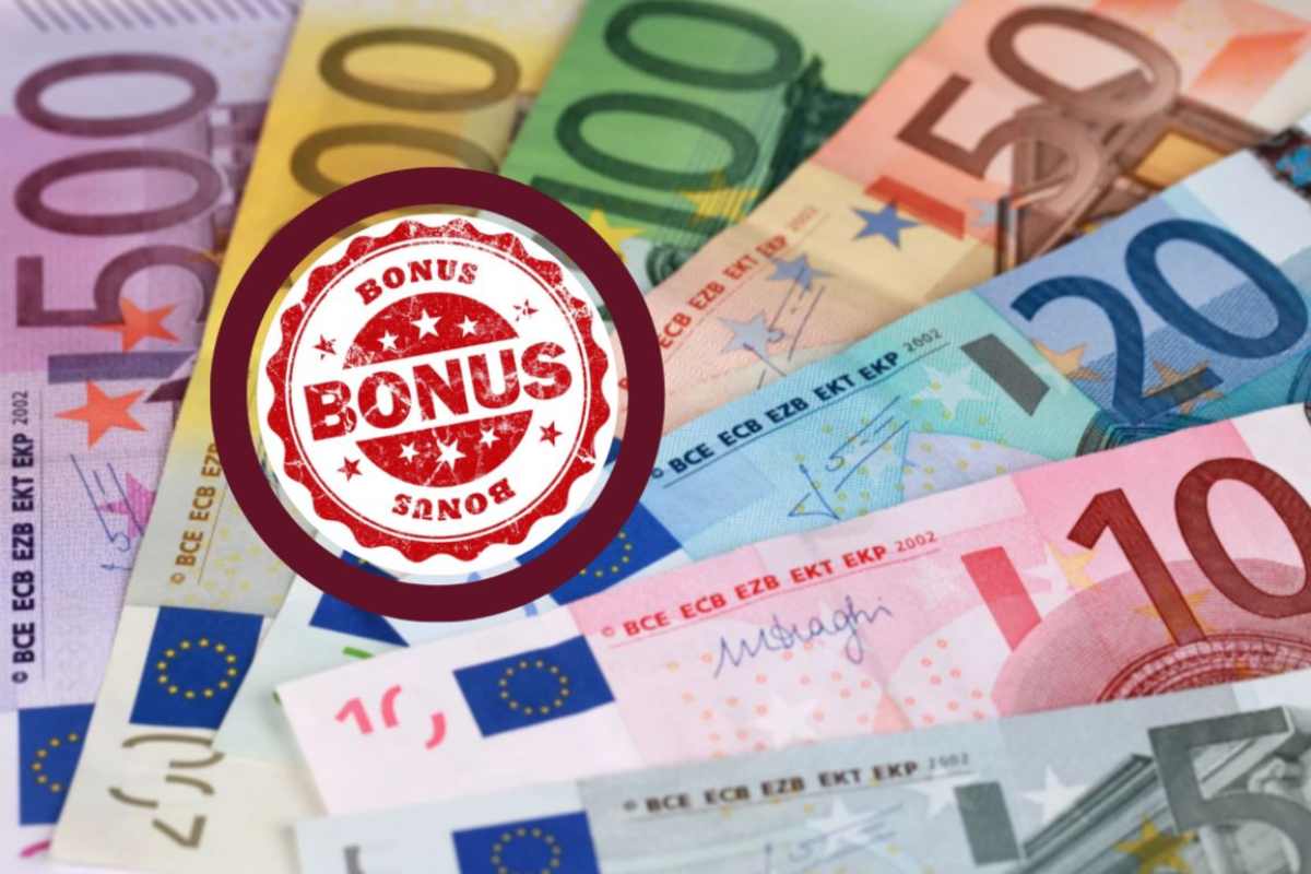 banconote di euro disposte a ventaglio e scritta bonus