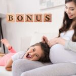 una mamma incinta con la figlia e la scritta bonus