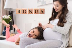 una mamma incinta con la figlia e la scritta bonus