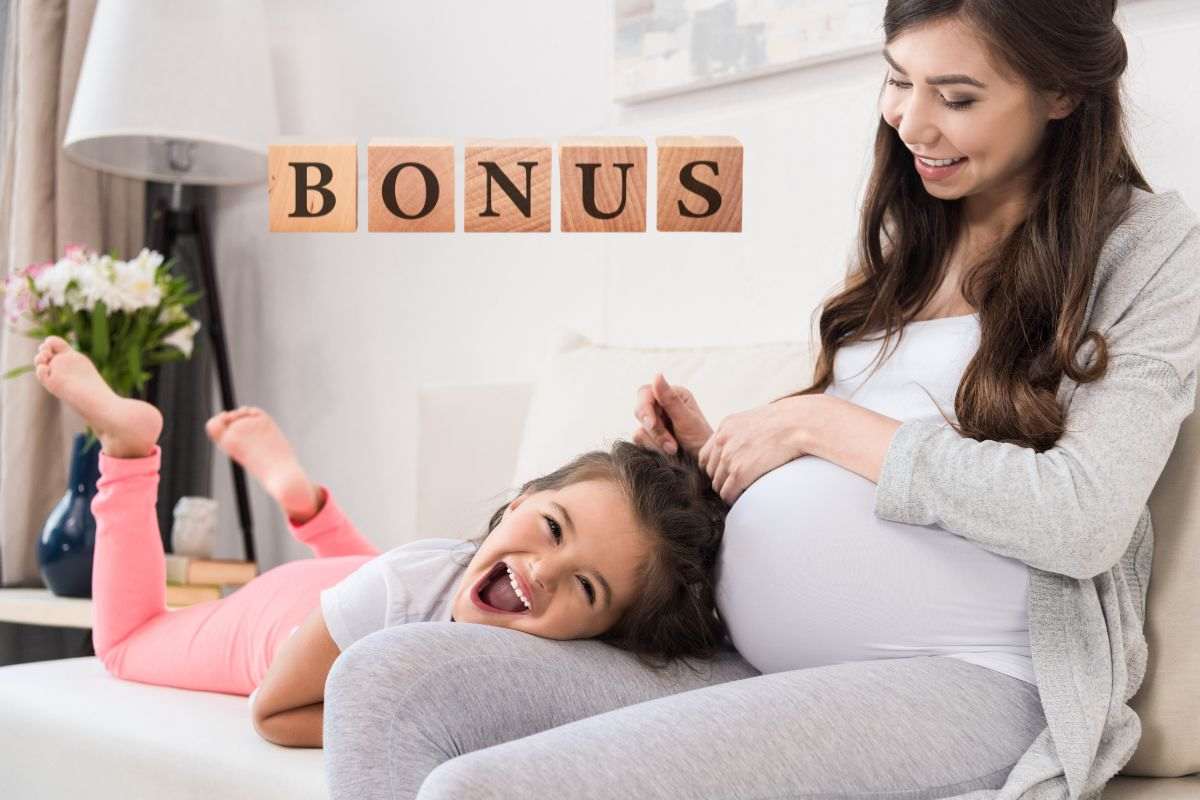 una mamma incinta con la figlia e la scritta bonus