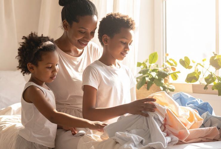 una mamma che gioca con i suoi due figli