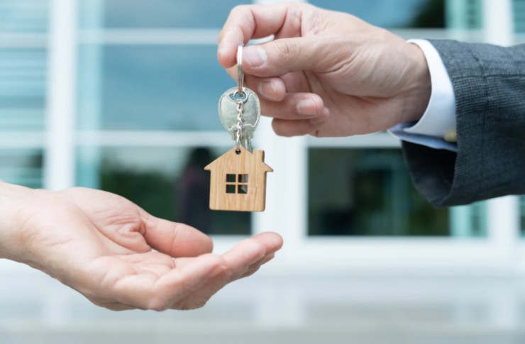 uomo che consegna delle chiavi di casa ad un altro uomo