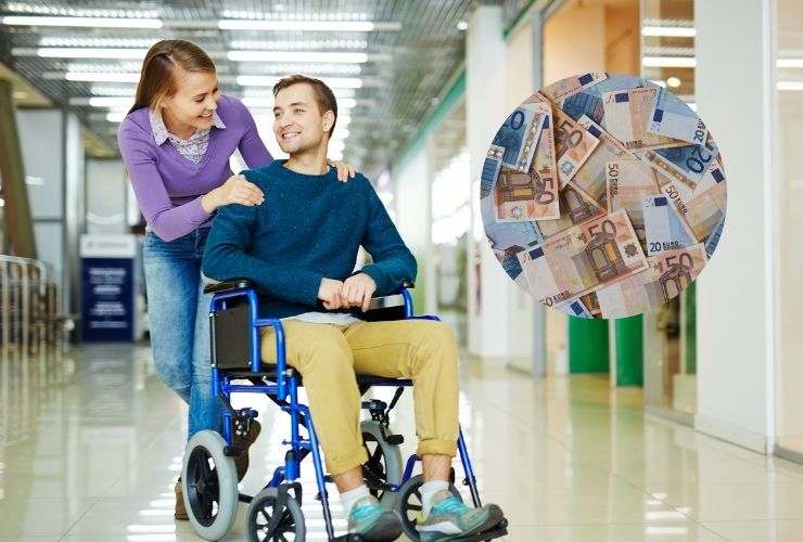 una persona che ne aiuta un'altra con disabilità