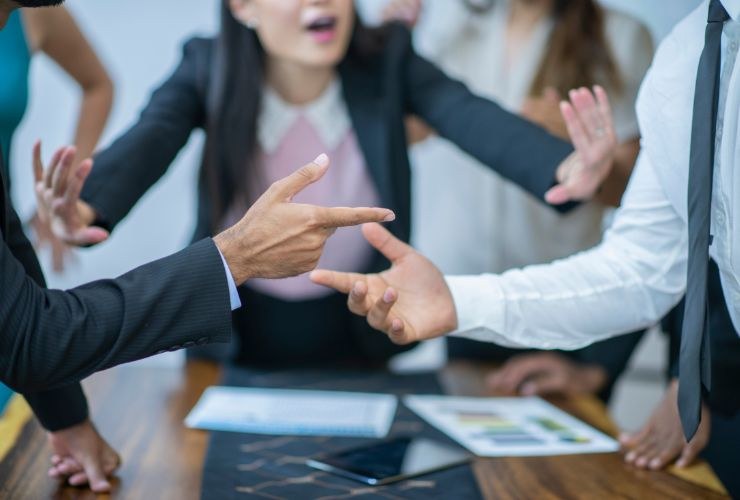 delle persone che litigano