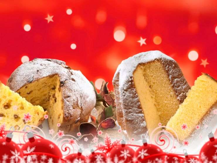 insieme di pandoro e panettone sistemati su uno sfondo rosso natalizio