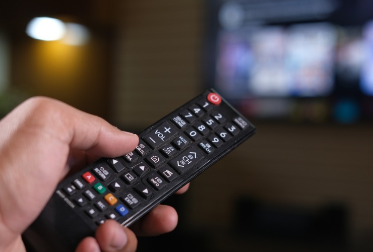 telecomando puntato verso la tv