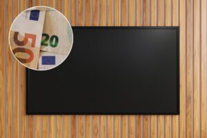 collage banconote da 5o euro e tv