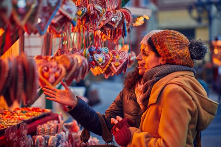 donne ad una bancarella mercatini di natale