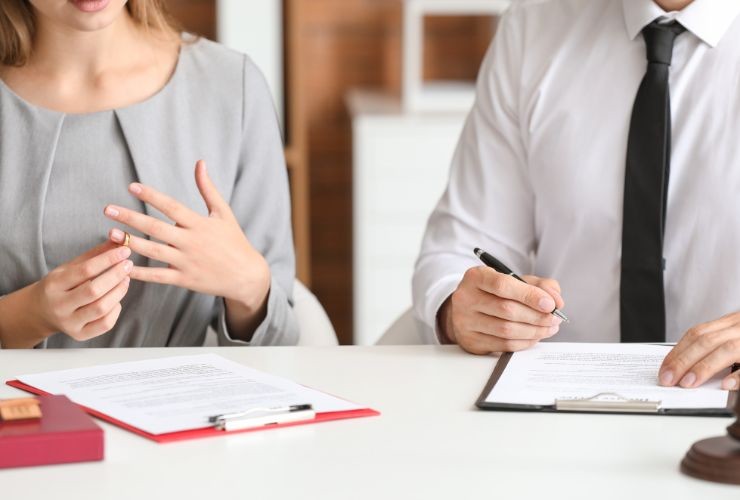 due persone che stanno divorziando