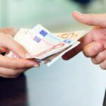 mani che si scambiano denaro