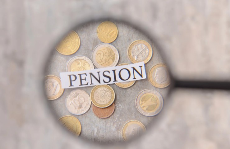 lente d'ingrandimento sopra delle monete di euro