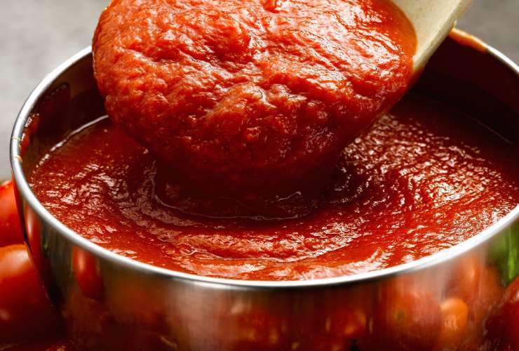 passata di pomodoro nella pentola