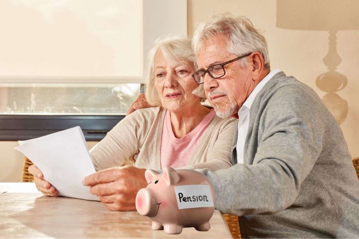 due persone anziane con un salvadanaio vicino