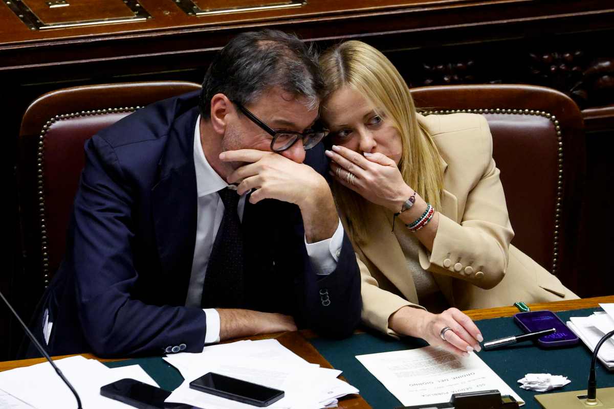 il premier giorgia meloni che parla con il ministro dell'economia giancarlo giorgetti 