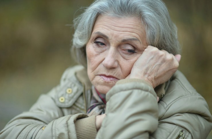 donna anziana triste