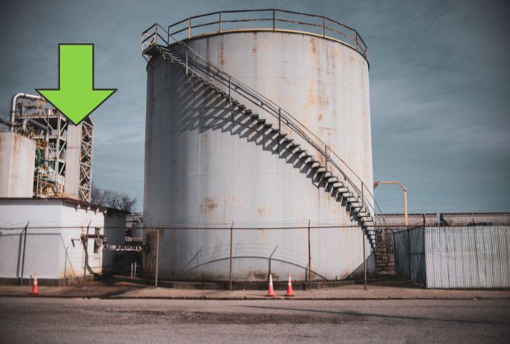 serbatoio di stoccaggio ed una freccia verso il basso