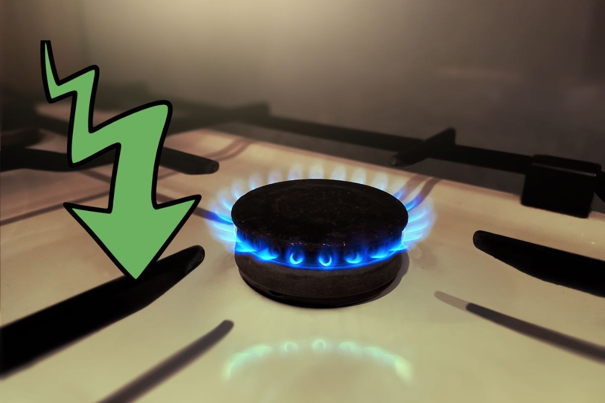 una fornello acceso e una freccia verso il basso