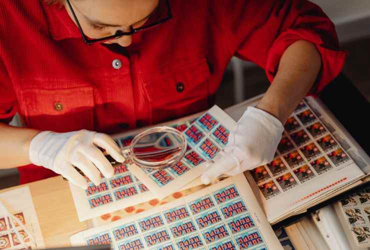 esperto che controlla francobolli