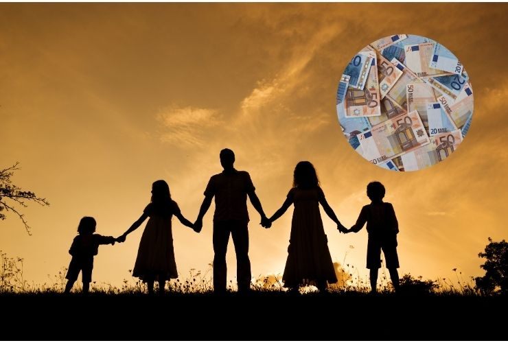 una famiglia che si prende per mano e dei soldi vicino