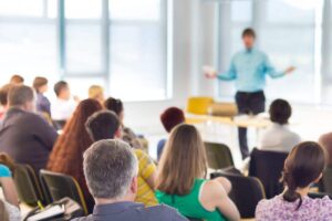 alcune persone che ne ascoltano un'altra che parla