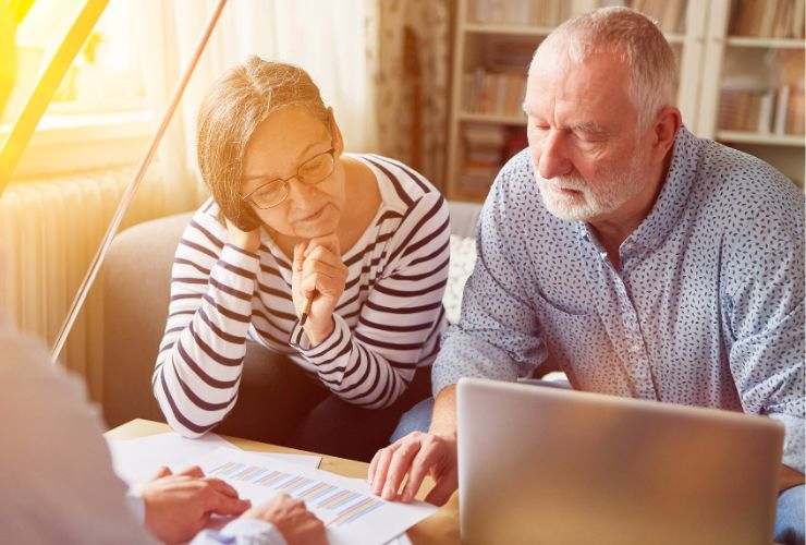 due persone anziane che controllano dei fogli