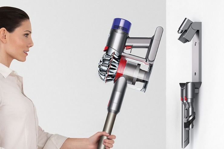 donna con scopa elettrica 