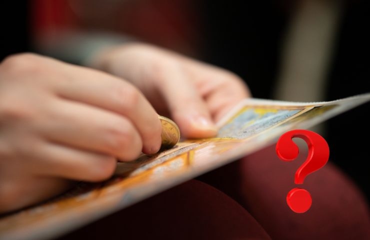 una persona che sta grattando un gratta e vinci