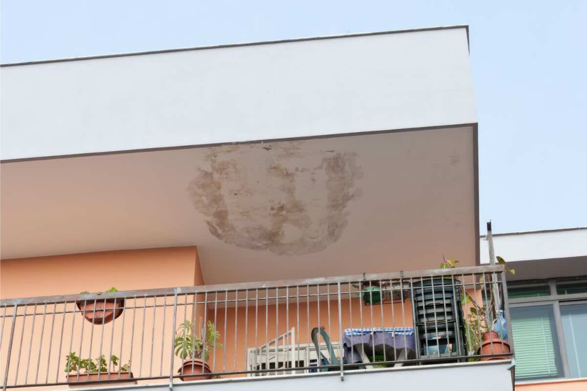 parte inferiore del balcone con segni di umidità 