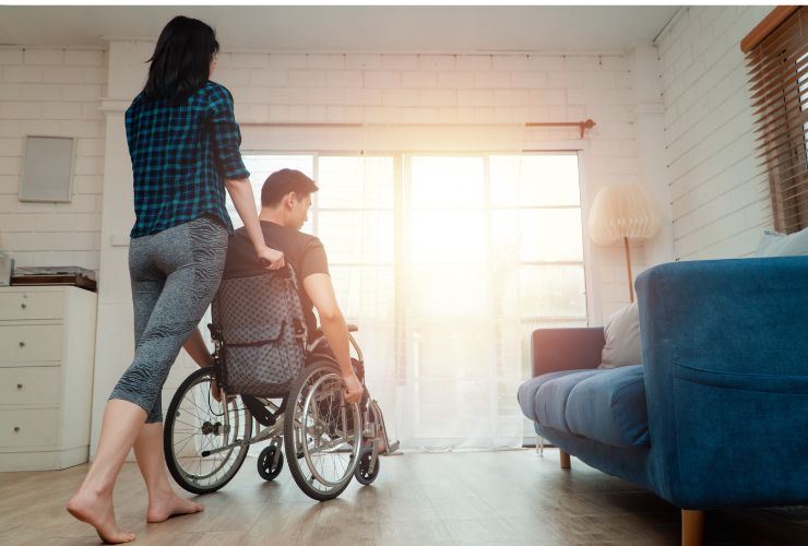 una persona che spinge una carrozzina in casa