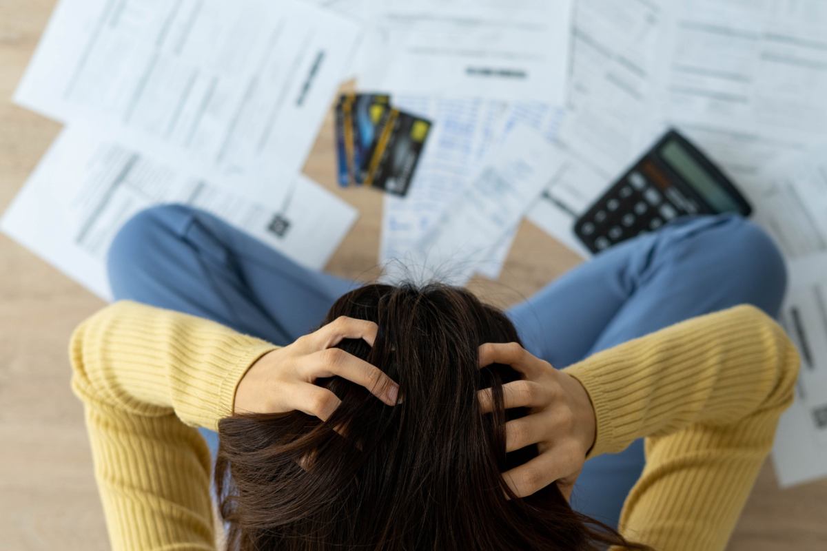 donna disperata davanti alle bollette 