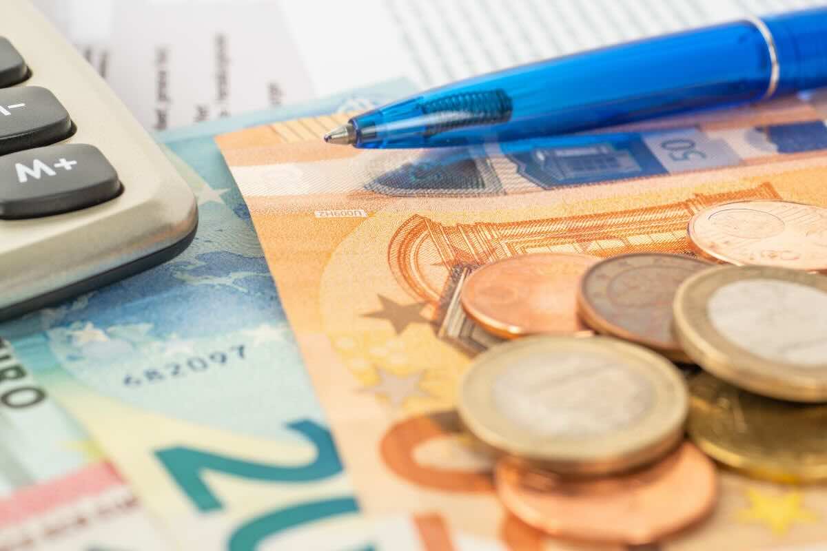 Monete, banconote, fogli, penna