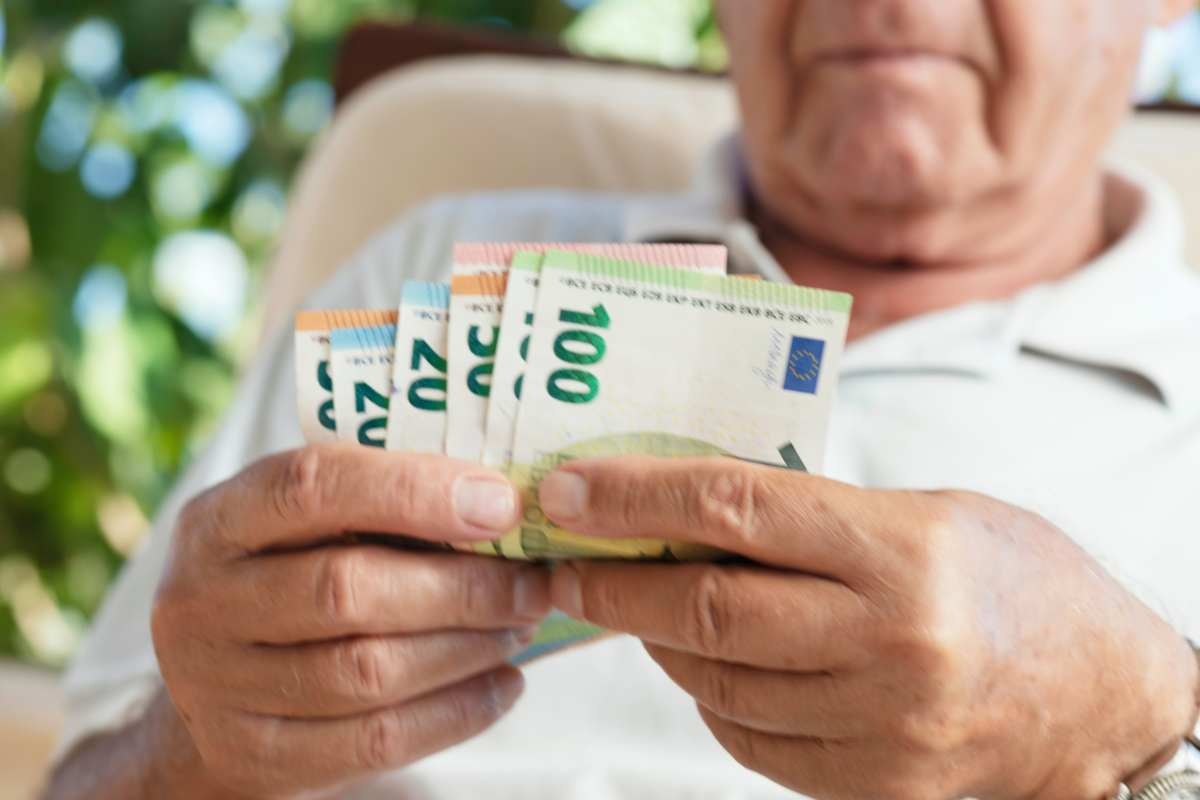 uomo con banconote in mano