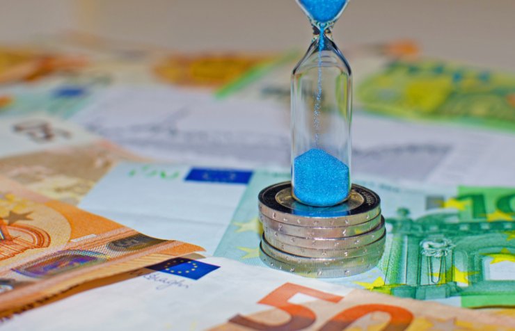 clessidra sopra delle banconote di euro