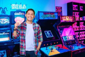 videogiochi vintage e ragazzo con banconote in mano